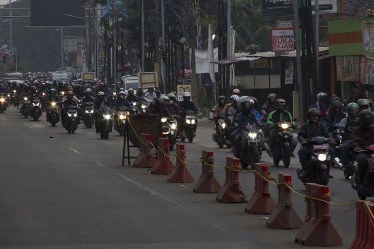 Pemudik motor mulai padati jalur Kalimalang menuju Bekasi, Kamis (22/6/2017)