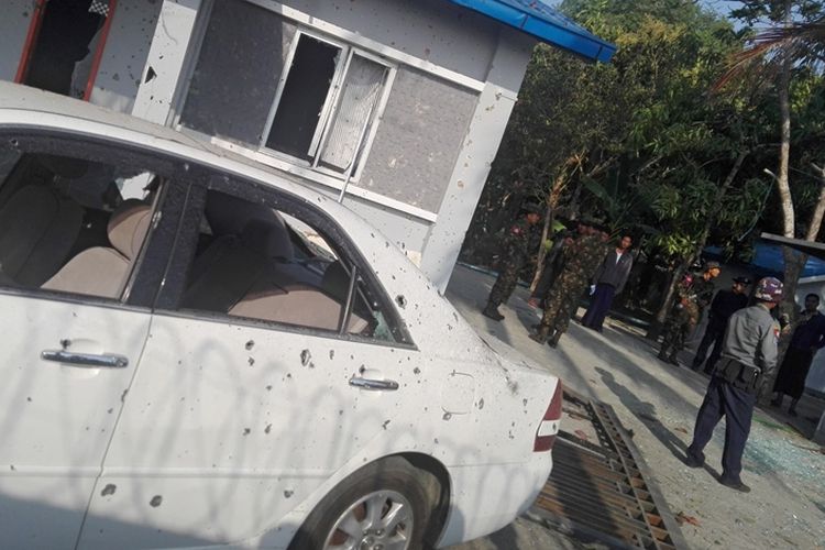 Polisi berjaga di sekitar salah satu lokasi ledakan bom yang terjadi di ibu kota Rakhine, Sittwe, Sabtu (24/2/2018).