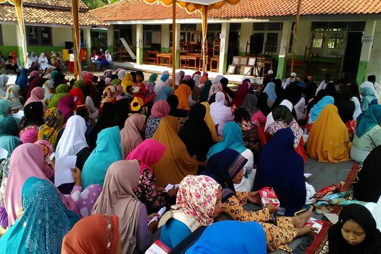 Ratusan warga Desa Cirejag, Kecamatan JAtisari, Karawang mendoakan Dedi Mulyadi agar dikabulkan keinginannya, JUmat (17/11/2017)
