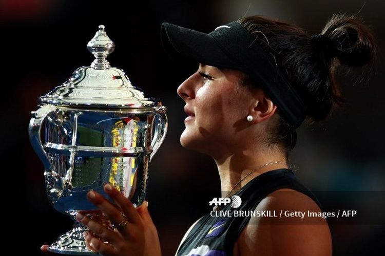 Bianca Andreescu juara US Open 2019, memegang untuk kali pertama piala ajang Grand Slam setelah mengalahkan Serena Williams.