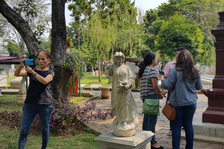 Kelly Brito, Lucero Zunîga, dan Ibu Lucero, wisatawan mancanegara yang berkunjung ke Museum Taman Prasasti, Jakarta Pusat, Kamis (29/6/2017). Mereka datang ke museum untuk tahu lebih banyak sejarah Indonesia.