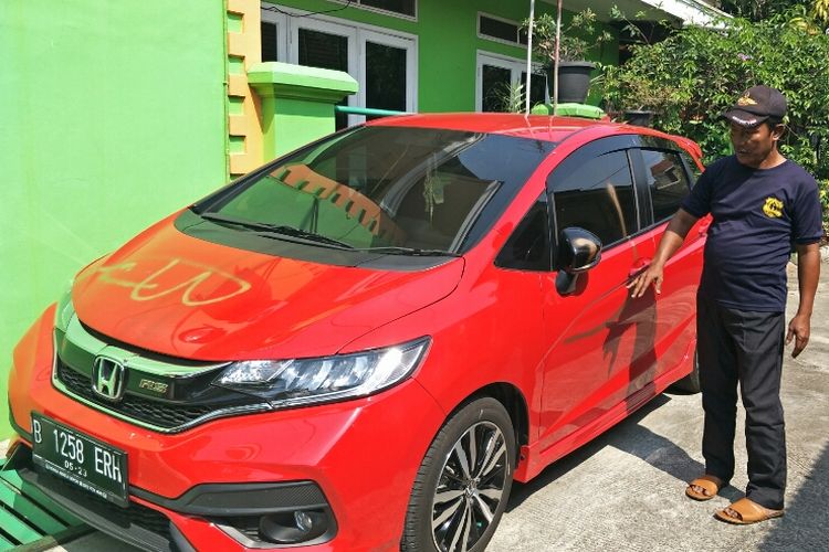 Mobil warga Perumahan Vila Pertiwi, kecamatan Cilodong dicoret-coret, Kamis (20/6/2019).