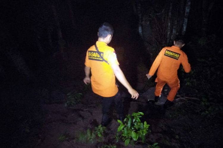 Dua orang anggota Kantor Pencarian dan PertolonganGorontalo sedang menelusuri sungai Upomela untuk mencari Kasim Djafar yang hilang terseret banjir.