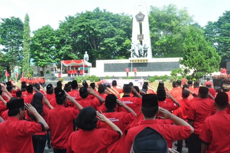 Dewan Pimpinan Cabang (DPC) PDI Perjuangan Kabupaten Semarang melaksanakan upacara memperingati HUT ke-45 PDI Perjuangan di Monumen Palagan Ambarawa, Rabu (10/1/2018) siang.