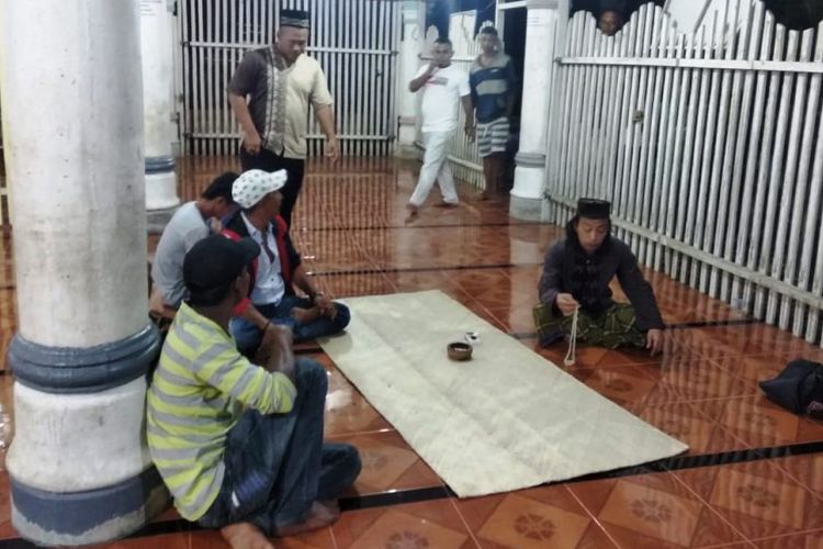 Seorang pria berambut gondrong tanpa diketahui identitasnya terpaksa ditangkap polisi di sebuah masjid Desa Teungoh Bereugang, Kecamatan Tanah Luas Kabupaten Aceh Utara, Rabu (28/8/2019) malam. 