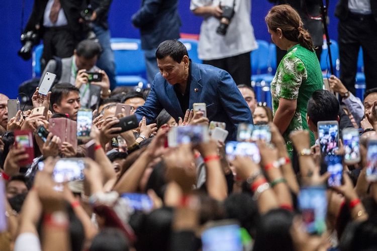 Presiden Filipina Rodrigo Duterte (tengah) menyapa warga negara Filipina saat berkunjung ke Hong Kong, Kamis (12/4/2018).