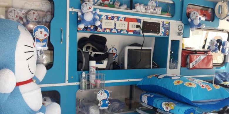 Ambulans dengan dekorasi Doraemon di Thailand