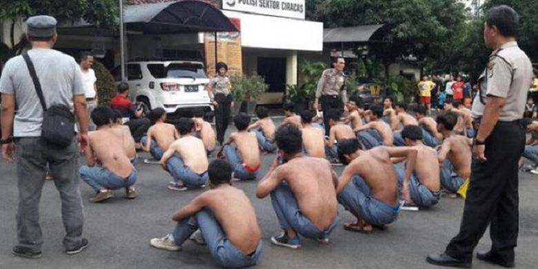 
Puluhan pelajar yang diduga akan tawuran diamankan jajaran Polsektro Ciracas, Jakarta Timur, Jumat (24/3) sore. 