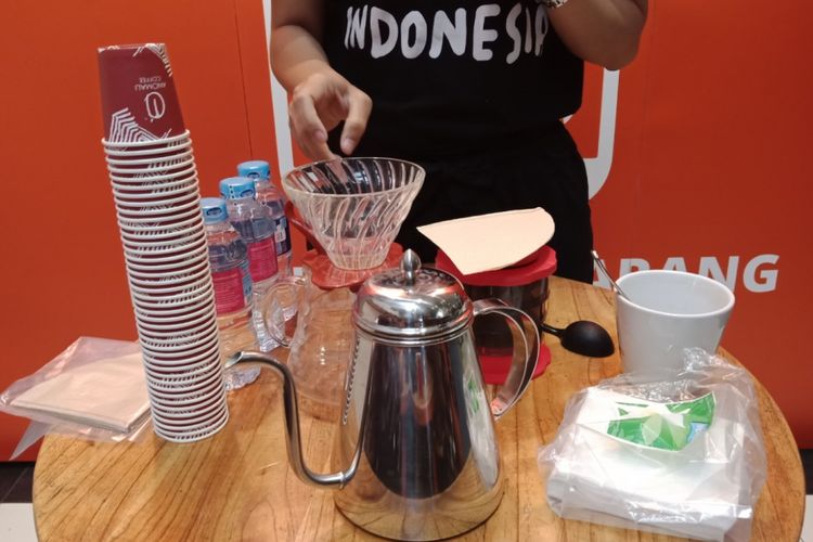 Proses pembuatan kopi Nusantara dengan manual brew cafflano dan V60, saat acara Shopee X Anomali Coffee, di gerai Anomali Coffee Menteng, Jakarta, Jumat (27/7/2018).
