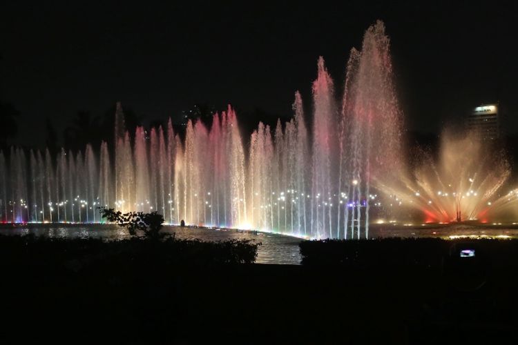 Air mancur menari atau Jakarta Monas Fountain di Monas, Jakarta Pusat, Minggu (13/8/2017). Air mancur menari kembali diresmikan oleh Gubernur DKI Jakarta Djarot Saiful Hidayat setelah rampung diperbaiki sejak rusak pada 2009 lalu dan air mancur menari Monas akan 