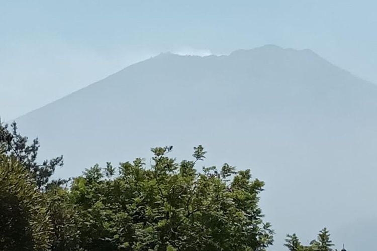 Gunung Arjuno tampak dari Kota Batu, Jawa Timur. Hutan di kawasan gunung tersebut terbakar, Minggu (28/7/2019)
