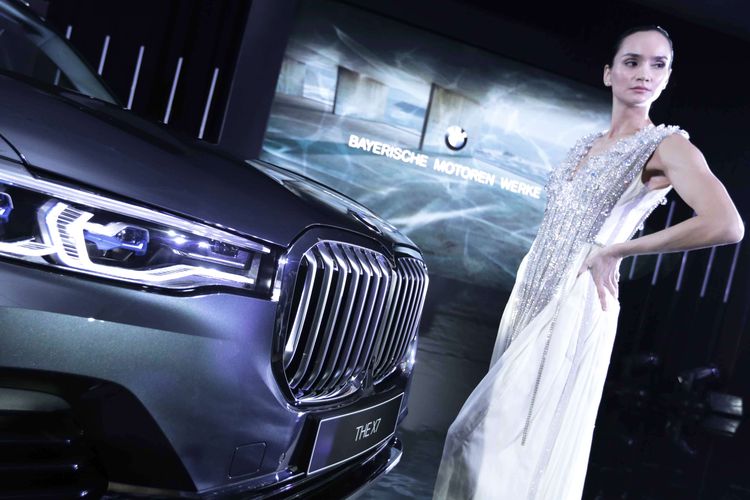 Model berpose di dekat BMW X7 saat peluncurannya di Jakarta, Senin (15/7/2019). BMW X7 xDrive40i Pure Excellence berjenis SUV (sport utility vehicle) yang dibekali mesin 3.0 liter enam silinder BMW TwinPower Turbo itu resmi meluncur di Indonesia dengan harga Rp2,399 miliar (off the road).