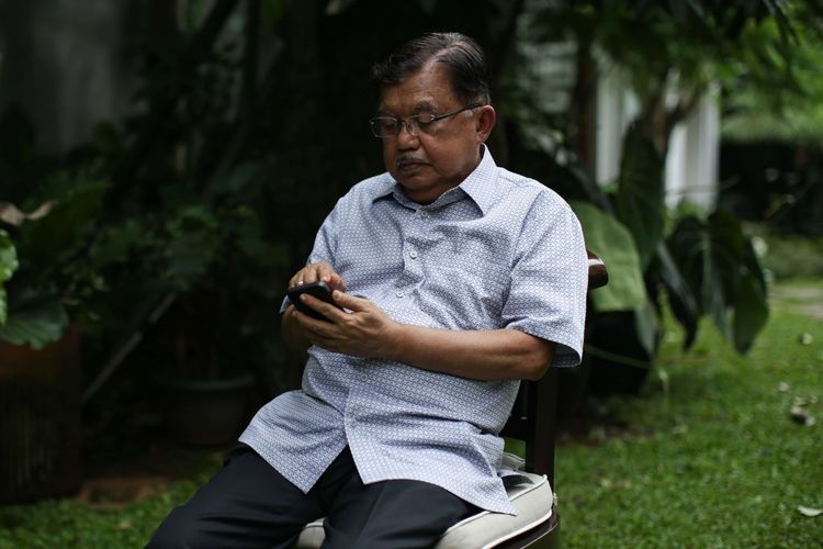 Wakil Presiden ke-10 dan 11 Republik Indonesia, Muhammad Jusuf Kalla saat diwawancarai Pemimpin Redaksi Kompas.com, Wisnu Nugroho di kediamannya di Jakarta, Kamis (2021/02/04).