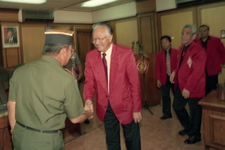 Ketua Umum Partai Demokrasi Indonesia (PDI) hasil kongres Medan, Soerjadi,  beserta pengurus lainnya diterima Panglima ABRI Feisal Tanjung yang disertai para Kepala Staf Angkatan dan Polri serta Kepala BIA, di Mabes ABRI, Jalan Merdeka Barat, Jakarta, Rabu pagi, 3 Juli 1996. Mereka yang datang antara lain Ismunandar, Butu R Hutapea dan Fatimah Ahmad. 