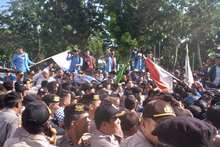 Kericuhan antara mahasiswa dan polisi saat unjuk rasa dalam rangka memperingati 21 Tahun Reformasi di depan Kantor DPRD Riau di Jalan Jenderal Sudirman, Pekanbaru, Riau, Selasa (21/5/2019). 