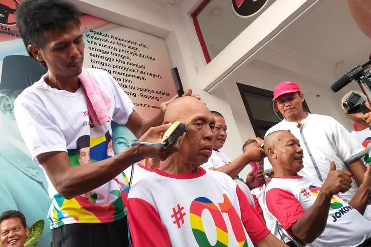 sejumlah relawan cukur gundul rambut mereka atas raihan positif Jokowi-Amin di berbagai survei, Rabu (17/4/2019).