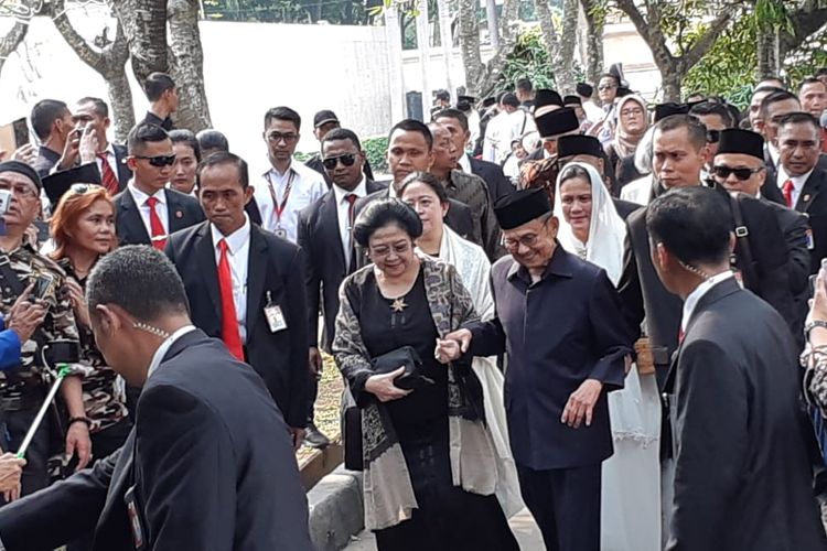Presiden ke-3 BJ Habibie dan Presiden ke-5 Megawati Soekarnoputri hadir bersamaan dalam pemakaman Ani Yudhoyono di Taman Makam Pahlawan, Kalibata, Jakarta, Minggu (2/6/2019).
