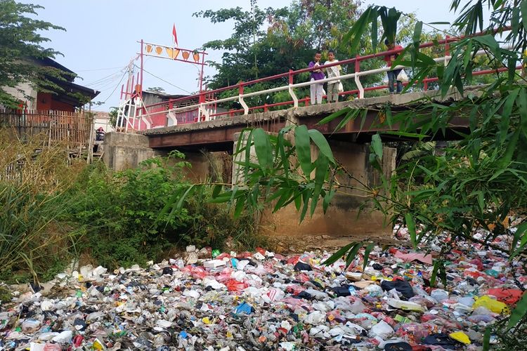 Tutupan sampah anorganik memenuhi aliran Kali Jambe, Tambun Selatan, Kabupaten Bekasi, Kamis (5/9/2019).