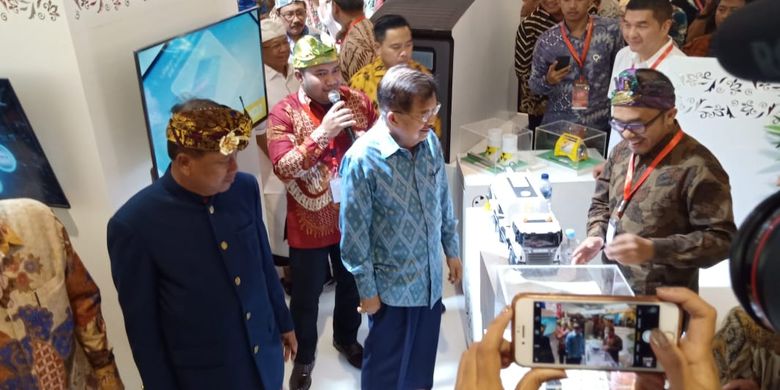 Wapres Jusuf Kalla dan Menristekdikti Mohamad Nasir saat meninjau Ritech Expo dalam acara puncak Hakteknas 2019 yang digelar di Taman Puputan, Denpasar, Bali pada Rabu (28/8/2019).
