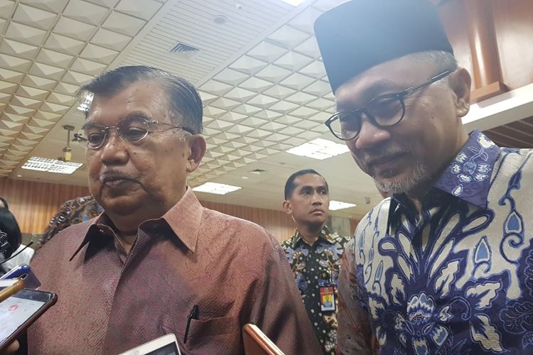 Wakil Presiden Jusuf Kalla dan Ketua MPR Zulkifli Hasan usai menghadiri Peringatan Hari Konstitusi di Gedung DPR/MPR, Minggu (18/8/2019).