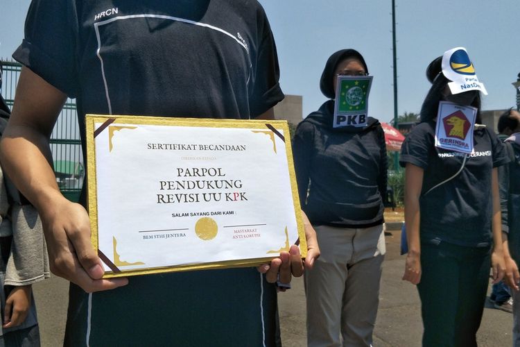 Delapan anak muda dari BEM Sekolah Tinggi Hukum Indonesia (STHI) Jentera menggelar aksi menolak revisi UU KPK di depan Gedung DPR, Senayan, Jakarta, Selasa (10/9/2019).