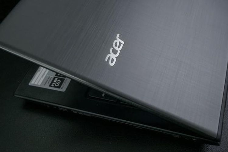 Logo Acer di punggung laptop Aspire E5-553G yang berlapis logam