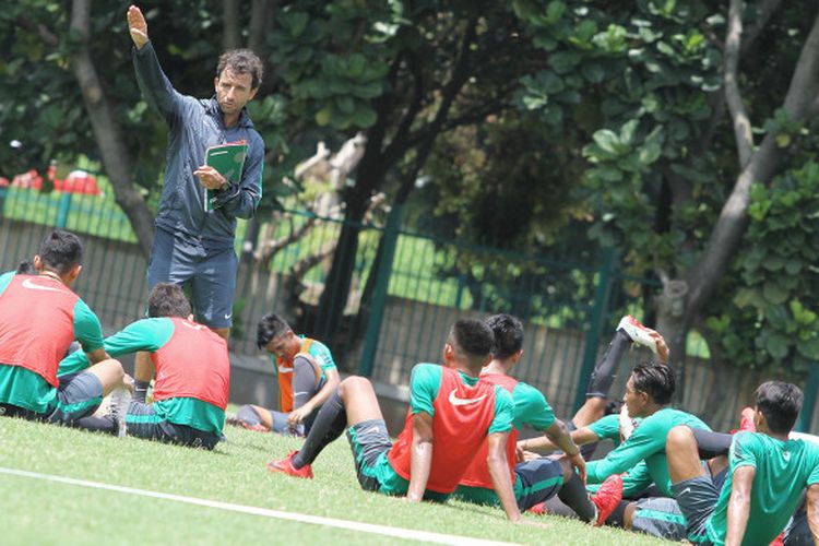 Pelatih timnas U-23 Indonesia, Luis Milla, memberikan instruksi saat memimpin latihan di Lapangan ABC, kompleks Gelora Bung Karno (GBK), Senayan, Jakarta Pusat, Selasa (20/2/2018). Pemusatan latihan ini dilakukan menjelang Asian Games 2018.