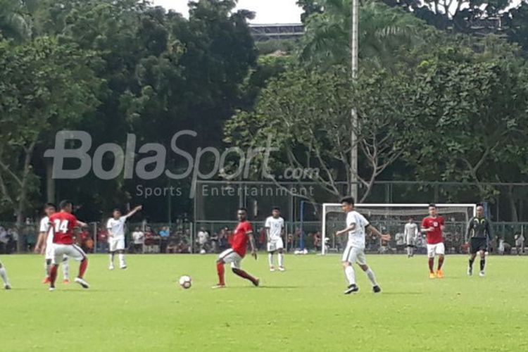 Timnas U-23 Indonesia melawan Timnas U-19 Indonesia di Lapangan ABC Senayan, Sabtu (24/2/2018)
