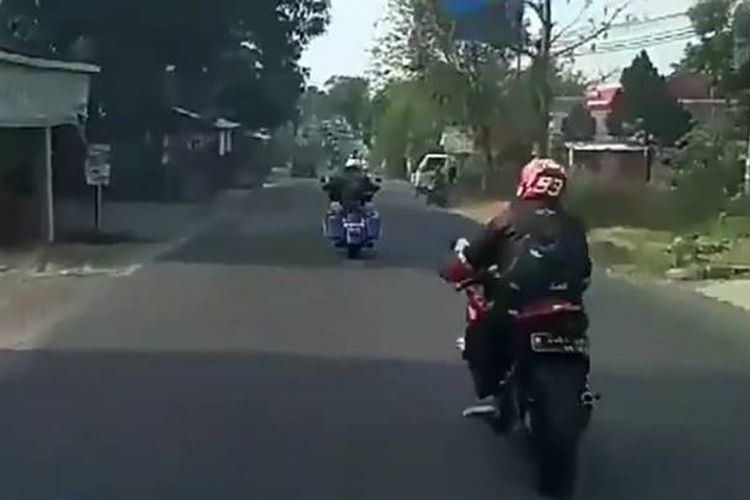 Video aksi konvoi iring-iringan pengendara motor gede (moge) viral di media sosial setelah dibagikan pemilik akun Facebook Arjuna Azka pada Sabtu (21/7/2018).