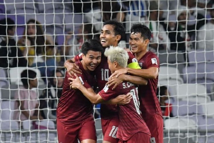 Para pemain Timnas Thailand merayakan gol Thitipan Puangchan ke gawang Uni Emirat Arab pada pertandingan Grup A Piala Asia 2019, 14 Januari 2019. 