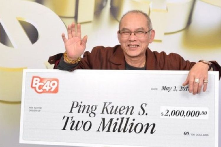 Ping Kuen Shum ketika berpose dengan hadiah dua juta dolar Kanada yang dimenangkan di hari ulang tahunnya.