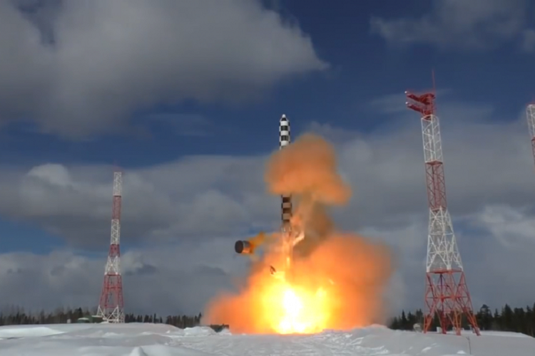 Uji coba misil balistik antarbenua buatan Rusia, RS-28 Sarmat, pada 30 Maret 2018.