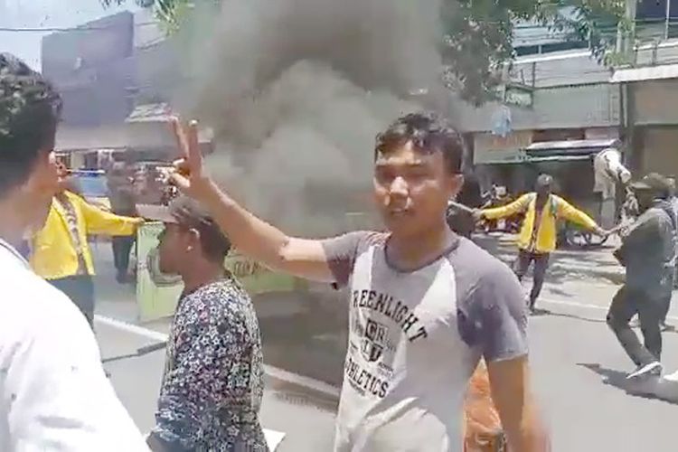 Aksi bakar ban bekas oleh mahasiswa saat demo di jalan KH. Abdurrahman Wahid Jombang. Belasan mahasiswa Universitas Darul Ulum (Undar) Jombang Jawa Timur, menggelar aksi demonstrasi terkait konflik internal di kampus mereka, Senin (25/2/2019).