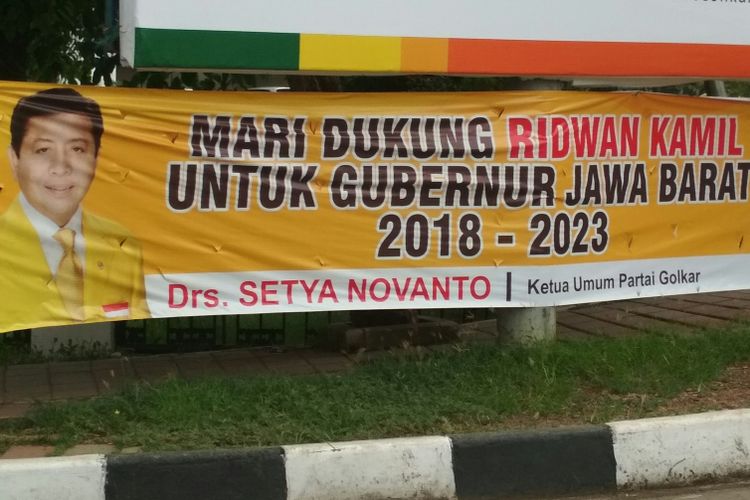 Marak spanduk Setya Novanto yang berisi dukungan terhadap Ridwan Kamil di Kabupaten Karawang,  Jawa Barat