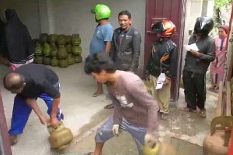 Panik Elpiji Langka dan Mahal Jelang Ramdhan, Warga Berburu Melon dari Pangkalan Ke Pangkalan