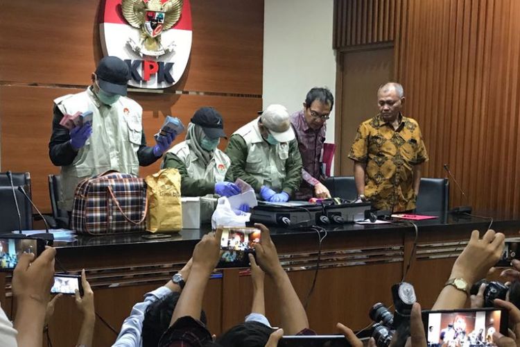 Suasana konferensi pers KPK mengenai operasi tangkap tangan anggota Komisi IX DPR RI Amin Santono di Gedung KPK, Jakarta, Sabtu (5/52018).