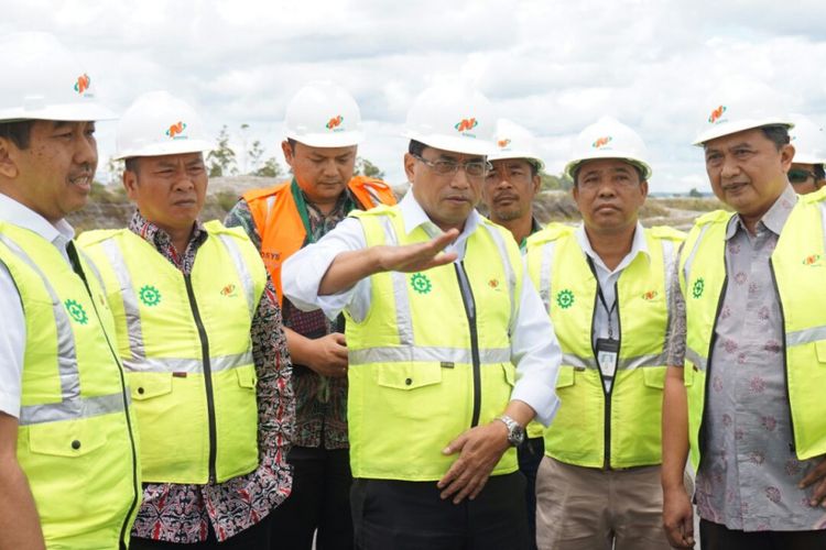 Menteri Perhubungan Budi Karya Sumadi melakukan peninjauan Bandara Silangit Tapanuli Utara, Minggu (24/9/2017).
