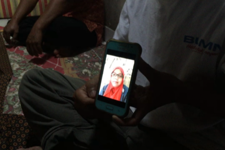 Ade Miskan menunjukkan potret istrinya, Sarifah, yang menjadi korban pembegalan di Tangerang, Rabu (5/7/2018) kemarin.