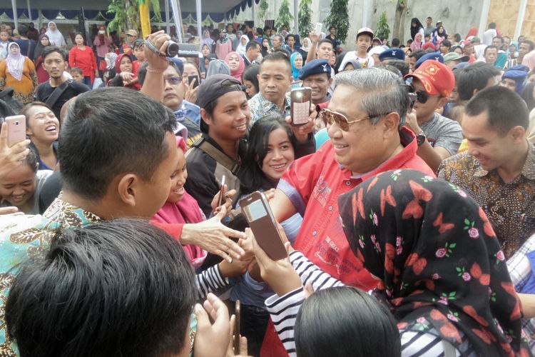 Ketua Umum Partai Demokrat Susilo Bambang Yudhoyono atau SBY menjadi sasaran jabatan  tangan dan selfie warga saat menghadiri HUT RI ke-72 Fraksi Partai demokrat DPR RI di lapangan Puri Cikeas, Desa Nagrag, Bogor, Jawa Barat, Kamis (17/8/2017). 