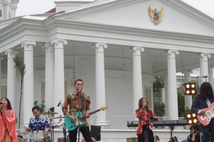 Barasuara menjadi salah satu musisi yabg mengisi peringatan Hari Sumpah Pemuda di Istana Bogor, Sabtu (28/10/2017).