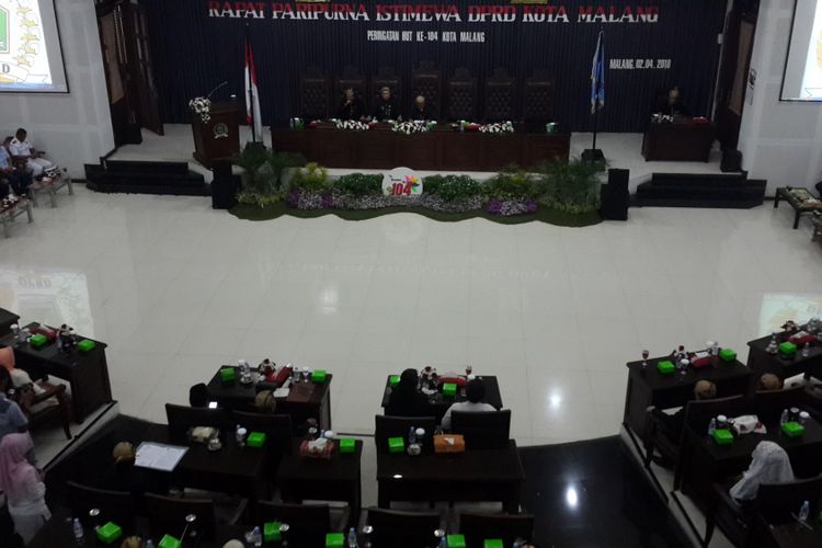 Suasana sidang peripurna istimewa HUT ke-104 Kota Malang di ruang sidang DPRD Kota Malang pada Senin (2/4/2018)