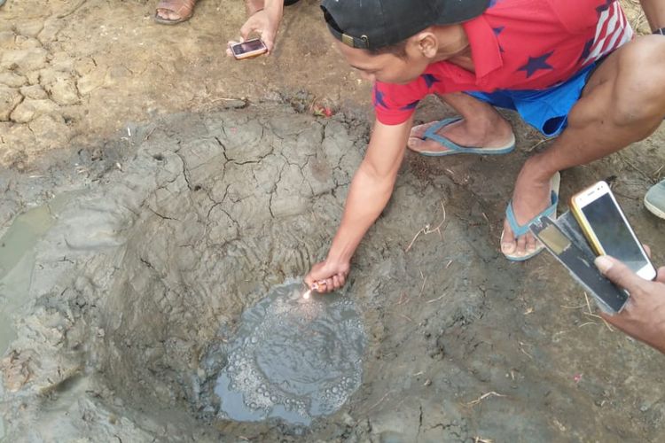 Sejumlah sumur alam muncul secara misterius di areal lahan milik Perhutani petak 27 masuk Dusun Gayamsari, Desa Rawajaya, Kecamatan Bantarsari, Cilacap, Jawa Tengah. Sumur berdiameter 50 centimeter itu menyerupai kawah kecil dan mengeluarkan letupan gas disertai lumpur.