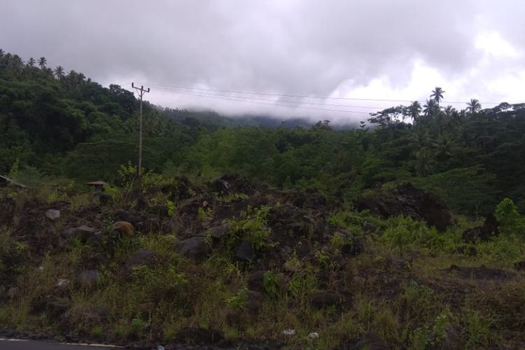 Kondisi kawah Gunung Karangetang tertutup asap tebal dari Kecamatan Siau Timur, Kelurahan Bebali, Kabupaten Kepulauan Sitaro, Sulawesi Utara pada Jumat (21/12/2018) sekitar pukul 14.07 Wita.