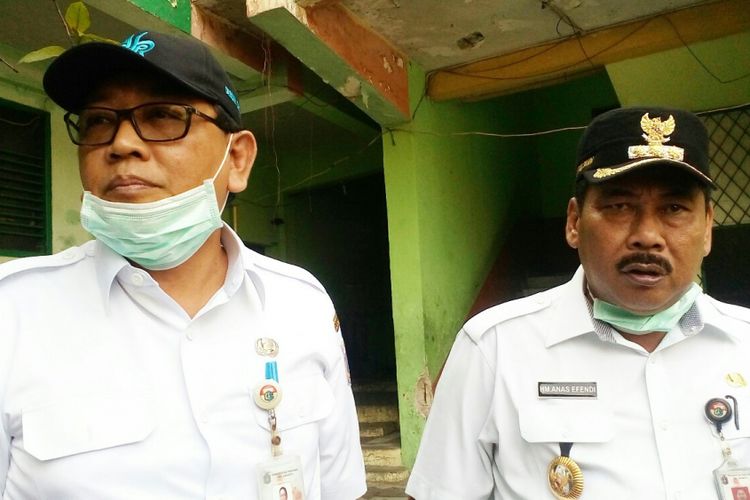 Kepala Dinas Pendidikan DKI Jakarta Sopan Adrianto  (kiri) dan Walikota Jakarta Barat, Anas Effendi saat meninjau pembongkaran SMPN 22 Pinangsia, Jakarta Barat, Rabu (6/9/2017).