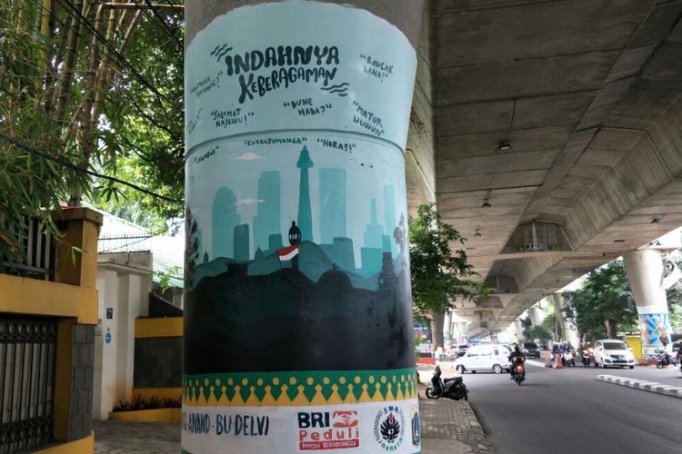 Mural bergambar pesan Indahnya Keberagaman dan berbagai tulisan dalam bahasa daerah di Indonesia di tiang beton Jalan Layang Non-tol (JLNT) Antasari, Jakarta Selatan. Foto diambil Rabu (14/3/2018).