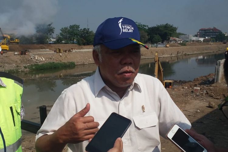 Menteri Pekerjaan Umum dan Perumahan Rakyat Basuki Hadimuljono saat  meninjau proyek Bendung Karet Tirtonadi di Kota Solo, Jawa Tengah, Kamis (19/7/2018).