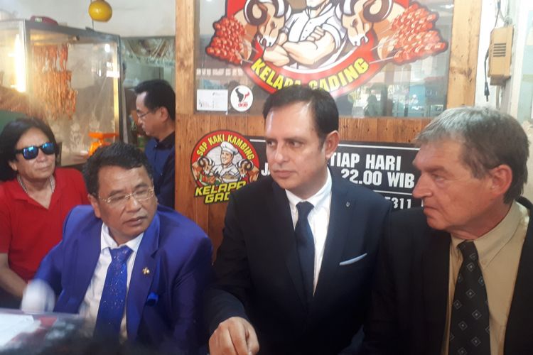 Pengacara Hotman Paris dan Kuasa hukum dari Ribbeck Law Chartered, Manuel von Ribbeck di Kopi Johny, Kelapa Gading, Jakarta Utara, Kamis (29/11/2018).