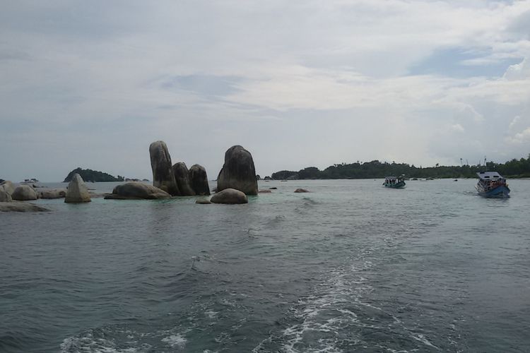 Gugusan bebatuan granit saat kapal melintas menuju Pulau Lengkuas, Belitung.