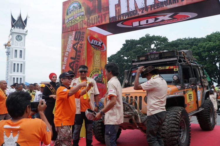 Para peserta IOX 2019 Andalas berhasil tiba di garis finis yang ada di Bukit Tinggi, Sumatra Barat.