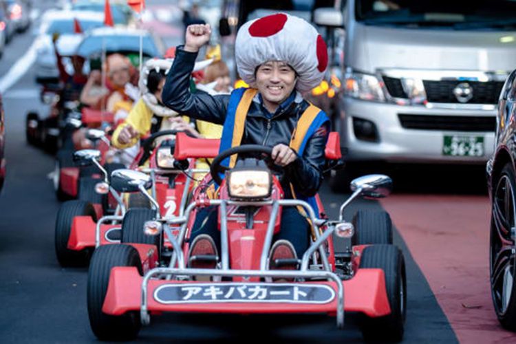 Gokart di jalanan Tokyo, Jepang dengan menggunakan kostum karakter super mario. 